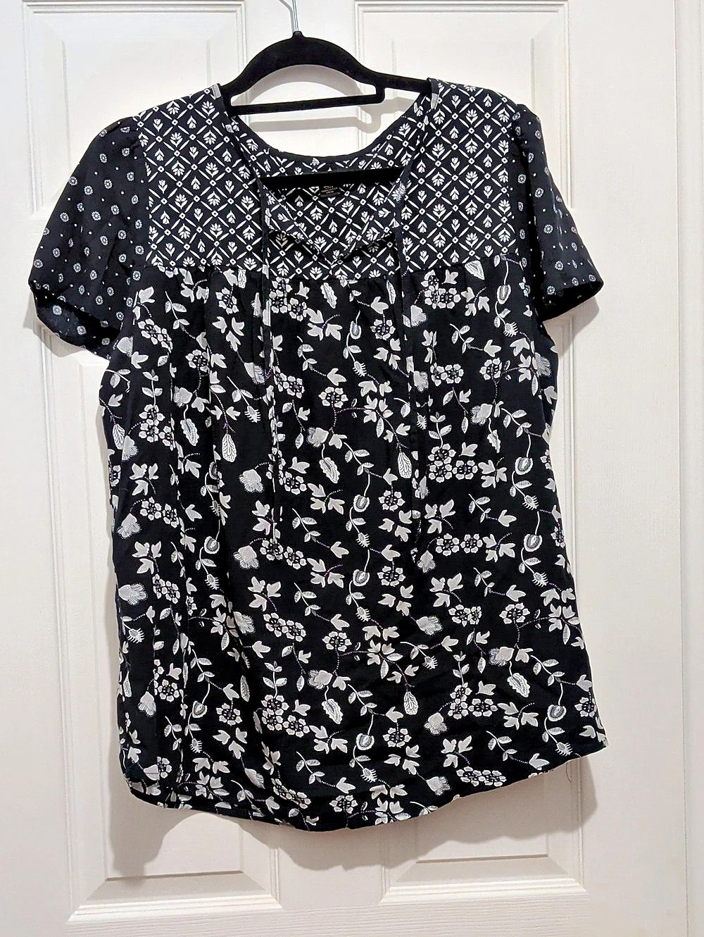 Floral Short Sleeve Top in Black & White Like New